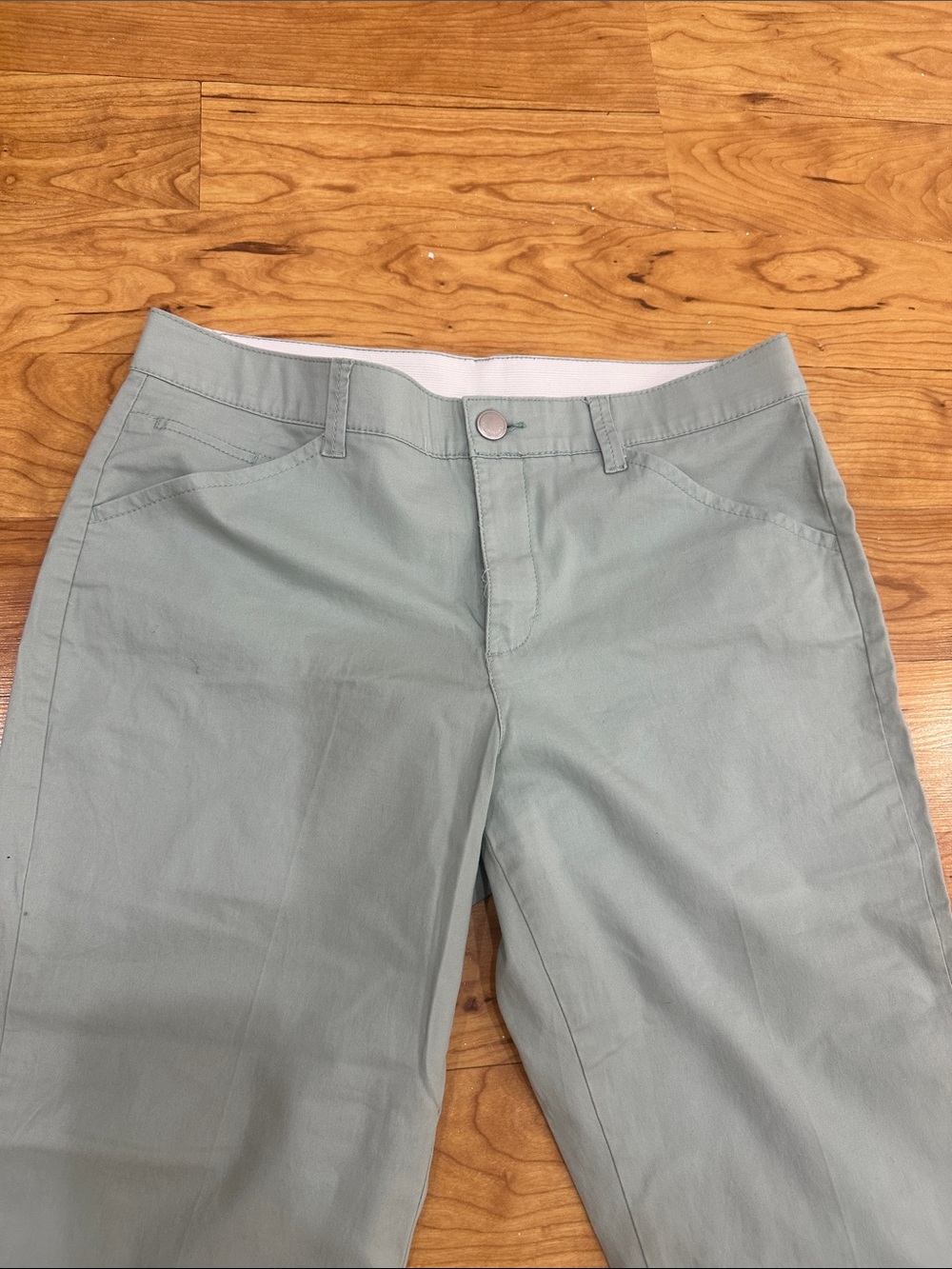 Bandolino Sage Green Mid-Rise Women’s Shorts
